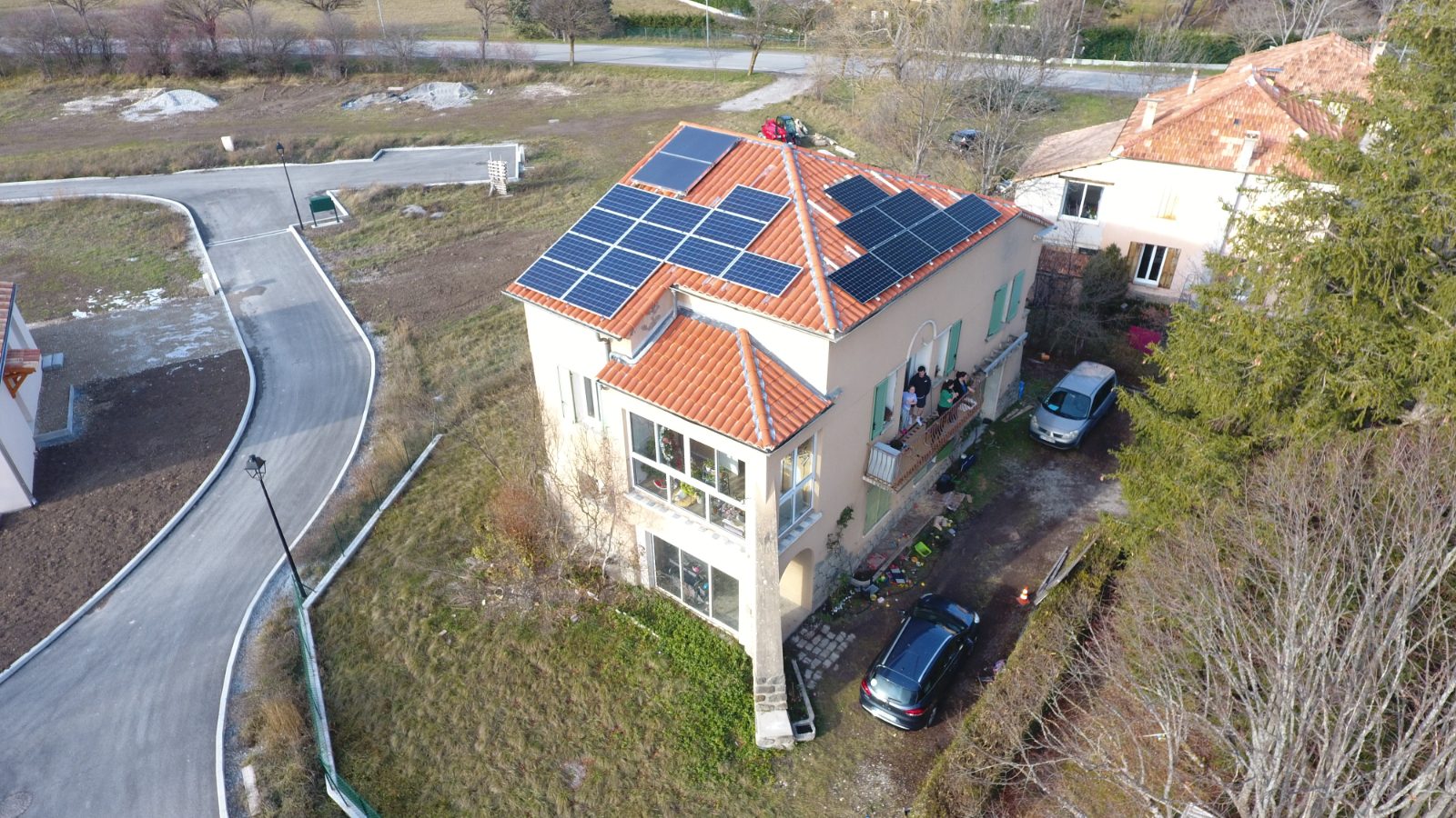 Installation photovoltaïque avec batterie, chauffe-eau solaire et chaudière à granulés à Saint-André-les-Alpes